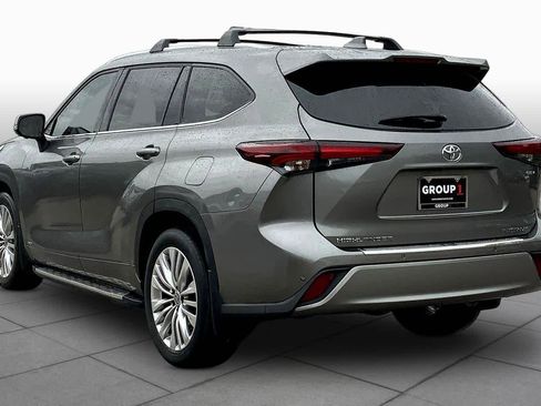 Used 2025 Toyota Highlander Platinum image 12
