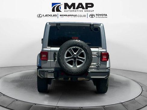 Used 2018 Jeep Wrangler Unlimited Sahara AWD/4WD image 4