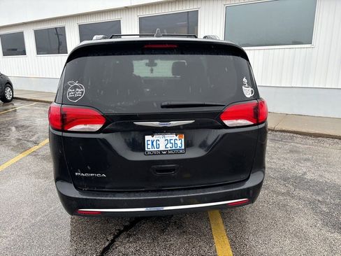 Used 2018 Chrysler Pacifica Touring-L FWD image 4