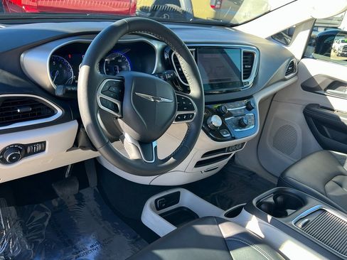 Certified 2024 Chrysler Pacifica Touring-L image 23
