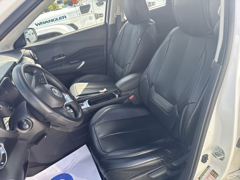 Used 2023 Nissan Kicks SV image 11