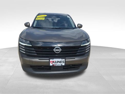 Used 2025 Nissan Kicks SV AWD/4WD image 3