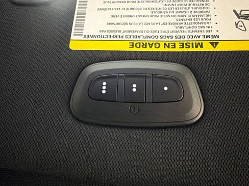 Used 2025 Chrysler Pacifica Limited FWD image 9