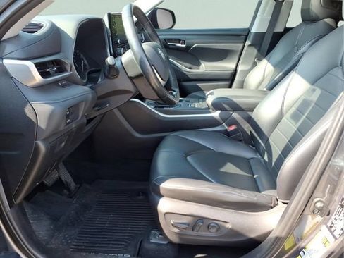 Used 2021 Toyota Highlander XLE AWD/4WD image 18