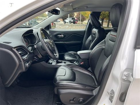 Used 2022 Jeep Cherokee Trailhawk image 4