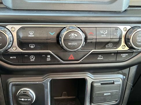 Used 2022 Jeep Wrangler Unlimited Sport image 29