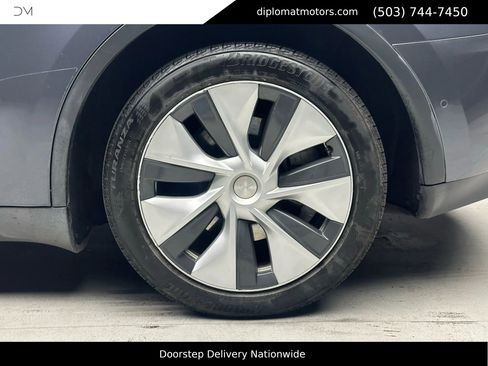 Used 2022 Tesla Model Y Long Range image 32