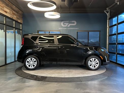Used 2023 Kia Soul LX FWD image 2