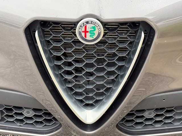 Used 2022 Alfa Romeo Stelvio Ti AWD/4WD image 11