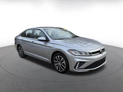 Used 2025 Volkswagen Jetta SE image 1