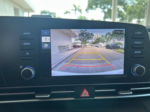 Used 2025 Hyundai Elantra SE FWD image 10