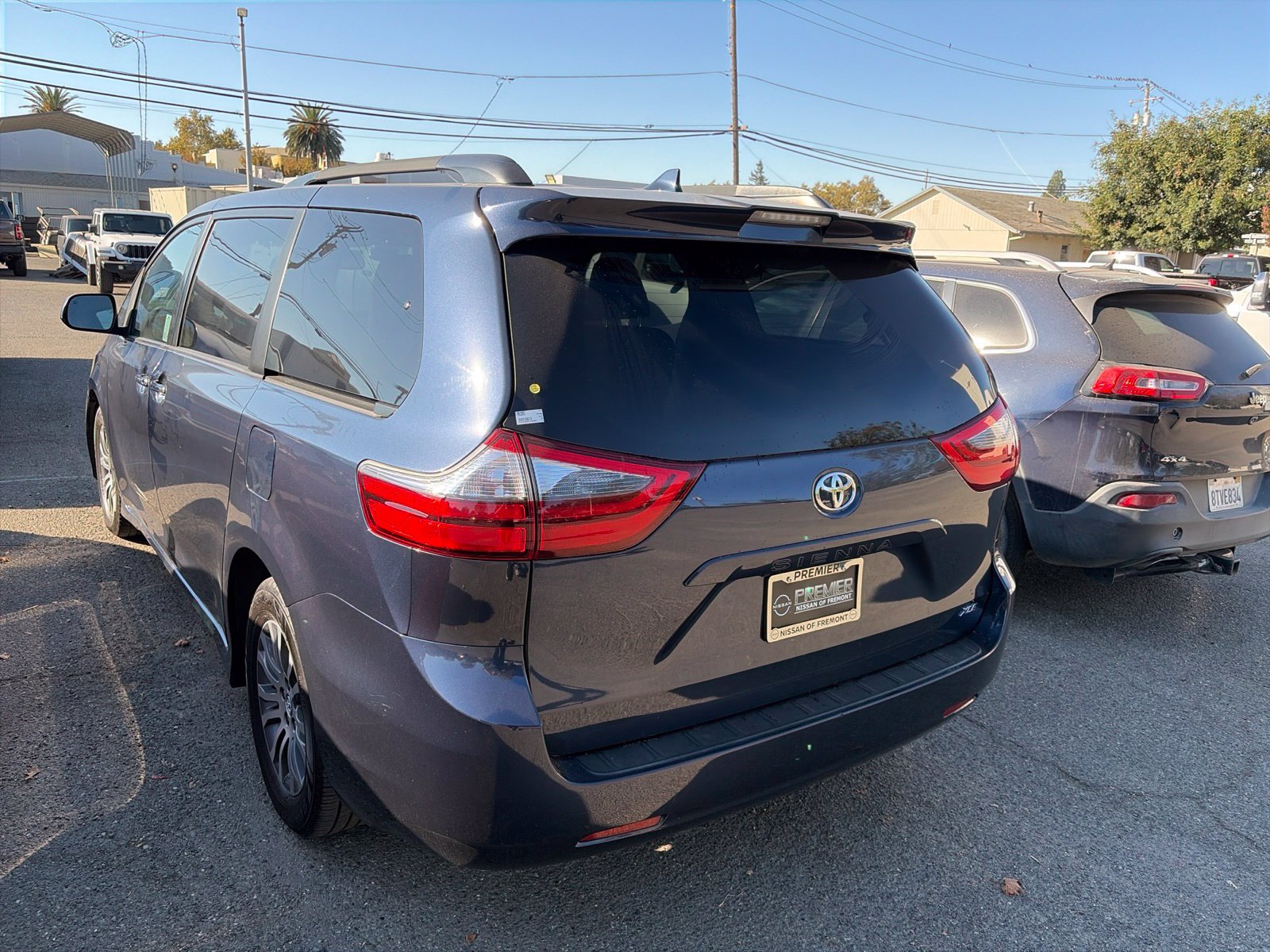 Used 2020 Toyota Sienna XLE FWD image 2