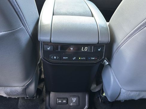 Used 2026 Toyota Highlander Platinum AWD/4WD image 24