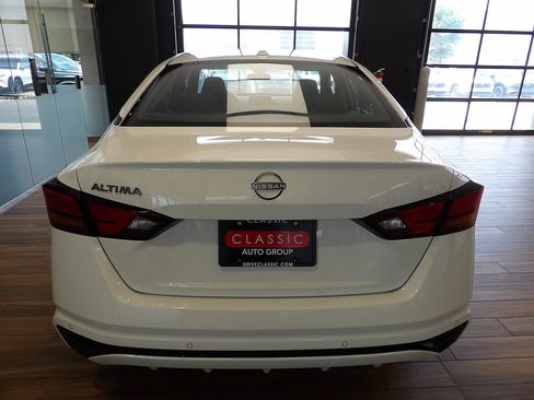 Used 2025 Nissan Altima 2.5 SV FWD image 7