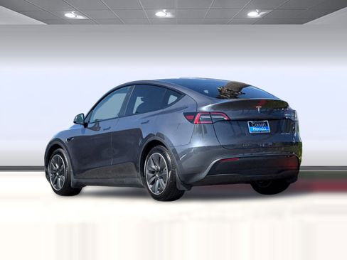 Used 2023 Tesla Model Y Long Range AWD/4WD image 3