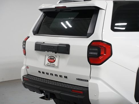 Certified 2025 Toyota 4Runner TRD Off-Road Premium AWD/4WD image 9