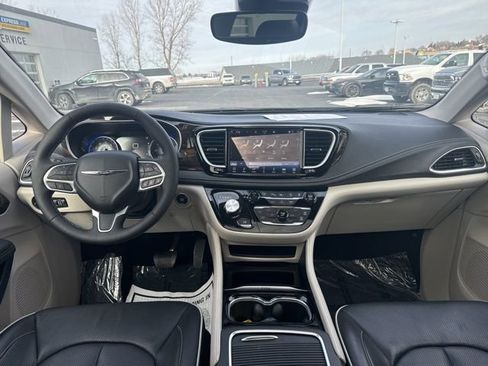 Used 2024 Chrysler Pacifica Limited image 22