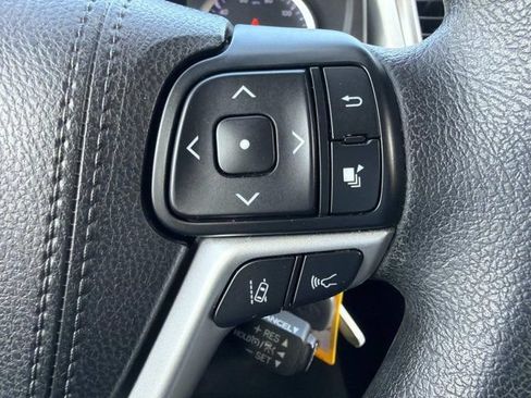 Certified 2017 Toyota Highlander LE FWD image 24