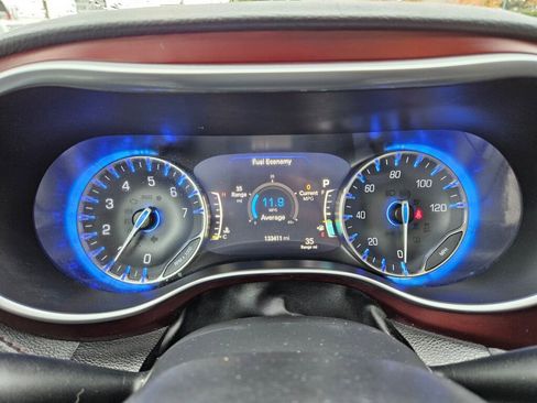 Used 2019 Chrysler Pacifica Limited image 3