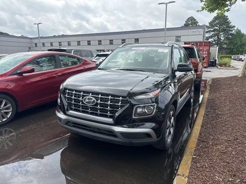 Used 2025 Hyundai Venue SEL FWD image 4