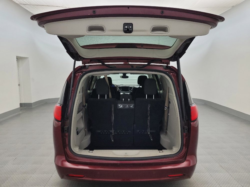 Used 2017 Chrysler Pacifica Touring FWD image 29