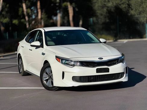 Used 2017 Kia Optima Premium w/ Hybrid Convenience Package FWD image 2