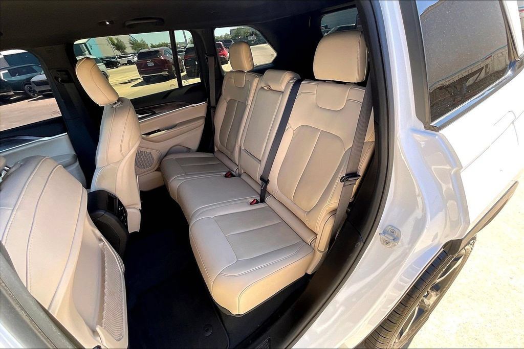 Used 2023 Jeep Grand Cherokee Limited w/ Black Appearance Package RWD image 26