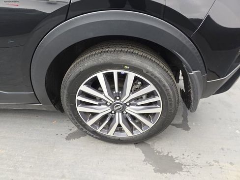 Used 2024 Nissan Kicks SV image 16