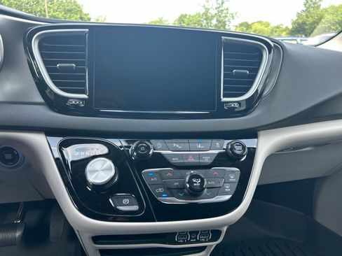 Used 2024 Chrysler Pacifica Touring-L FWD image 18
