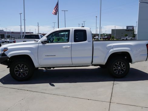 Used 2023 Toyota Tacoma SR5 AWD/4WD image 5