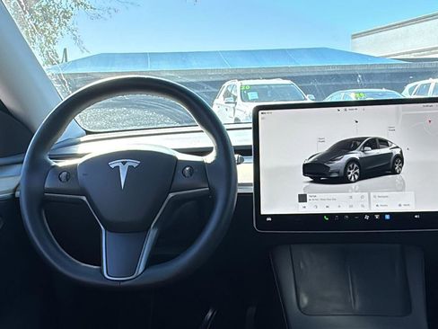 Used 2022 Tesla Model Y Long Range image 7