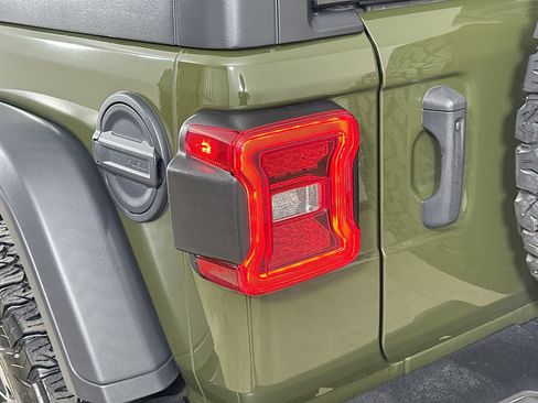 Used 2021 Jeep Wrangler Unlimited Rubicon w/ LED Lighting Group AWD/4WD image 38