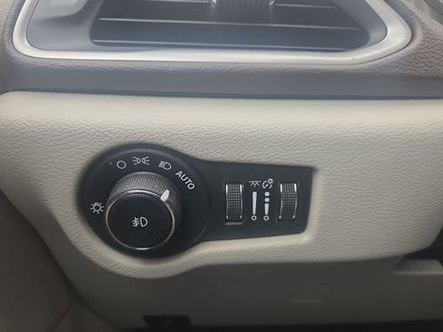Used 2017 Chrysler Pacifica Touring-L w/ 13 Speaker Alpine Sound Group FWD image 10