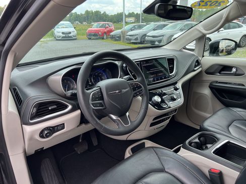 Used 2022 Chrysler Pacifica Touring-L FWD image 19