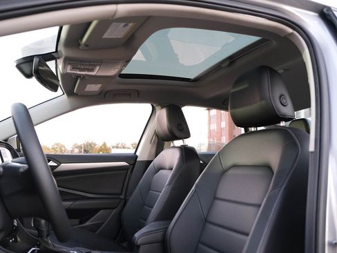 Used 2021 Volkswagen Jetta SE w/ SE Cold Weather Package image 16