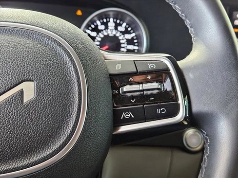 Used 2024 Kia Carnival LX image 12