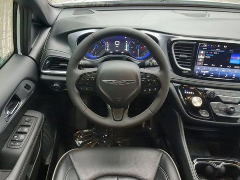 Used 2025 Chrysler Pacifica Limited image 16