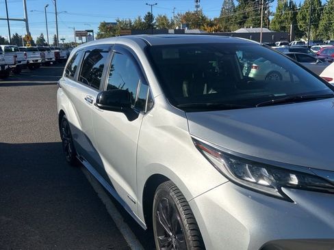Used 2021 Toyota Sienna XSE image 2