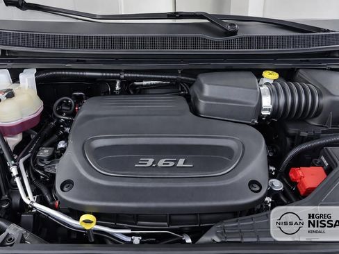 Used 2023 Chrysler Pacifica Limited FWD image 16