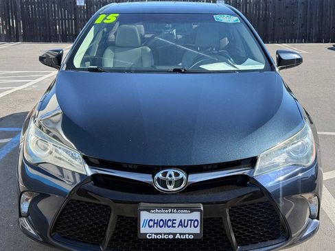 Used 2015 Toyota Camry SE w/ Moonroof Package FWD image 2