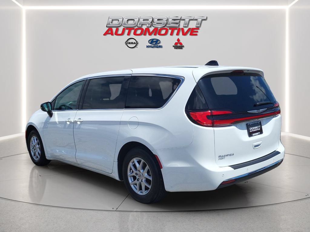 Used 2025 Chrysler Pacifica Select FWD image 8