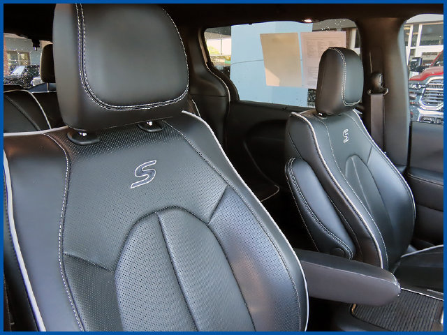 Used 2026 Chrysler Pacifica Limited w/ S Appearance Package FWD image 9