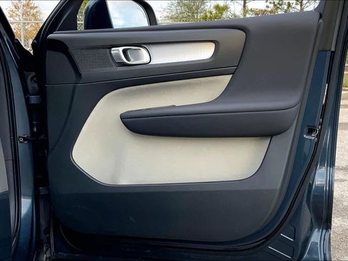 Used 2021 Volvo XC40 T5 Momentum w/ Premium Package image 21