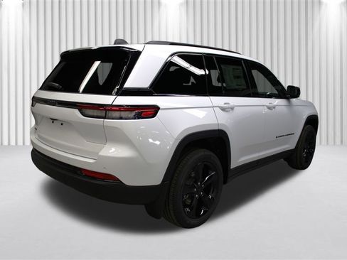 New 2025 Jeep Grand Cherokee Laredo image 3