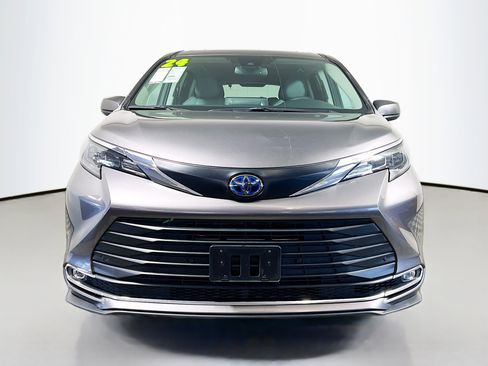 Used 2024 Toyota Sienna XLE image 11