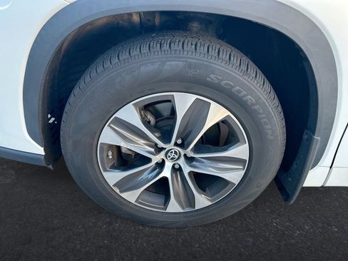 Used 2023 Toyota Highlander XLE AWD/4WD image 10