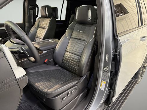 Used 2025 Cadillac Escalade ESV Sport Platinum w/ LPO, ONYX Package AWD/4WD image 10