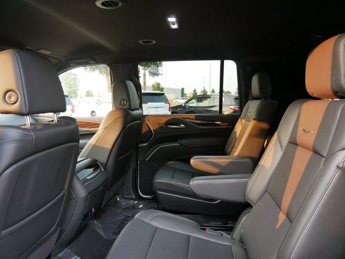 Used 2024 Cadillac Escalade ESV Luxury AWD/4WD image 10