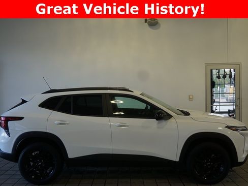 Used 2025 Chevrolet Trax ACTIV w/ Sunroof Package image 2