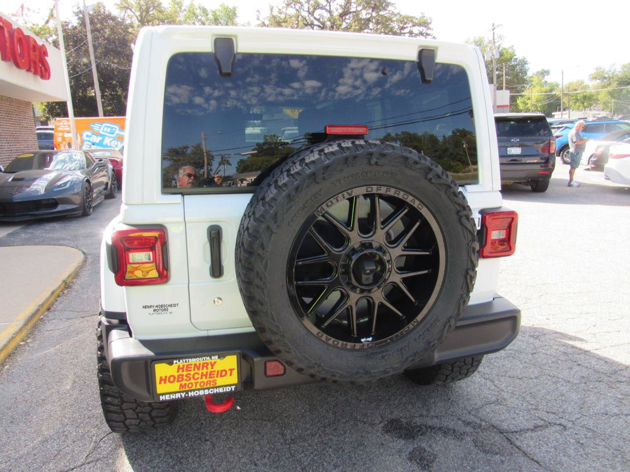 Used 2019 Jeep Wrangler Unlimited Sahara w/ Uconnect 4C Nav & Sound Group AWD/4WD image 3